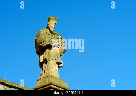 Deutschland, Hessen,Seligenstadt,Nepomuk-Statue an der Hans-Memling-Schule Stockfoto