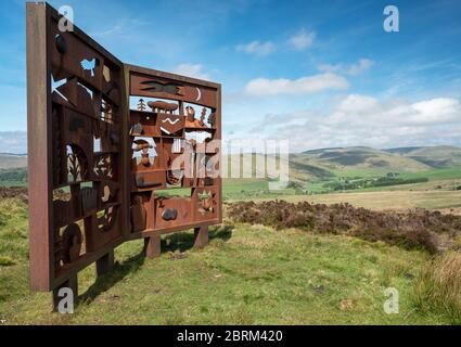 Das Denkmal MacDiarmid auf Langholm Moor.das Denkmal in Form eines riesigen offenen Metallbuchs und ist dem Dichter Hugh MacDiarmid gewidmet. Stockfoto