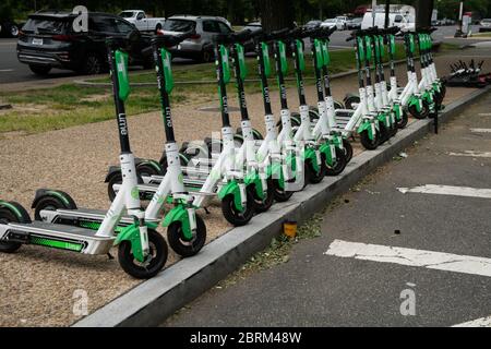 Washington, USA. Mai 2020. Ein allgemeiner Blick auf eine Linie von Lime Dock-less Vermietung Roller in Washington, DC, am 21. Mai 2020 inmitten der Coronavirus-Pandemie. Diese Woche näherte sich die bestätigte US-Todesrate von COVID-19 100,000, während viele Staaten drängen, ihre Volkswirtschaften wieder zu öffnen, obwohl sie die von Gesundheitsexperten empfohlenen Anforderungen für eine sichere Wiedereröffnung nicht erfüllen. (Graeme Sloan/Sipa USA) Credit: SIPA USA/Alamy Live News Stockfoto