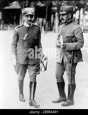 Gabriele D'Annunzio, leicht nach rechts gerichtet, mit einem anderen Offizier. General Gabriele D'Annunzio, Prinz von Montenevoso (1863 – 1938), italienischer Dichter, Dramatiker, Journalist und Soldat während des I. Weltkrieges Stockfoto