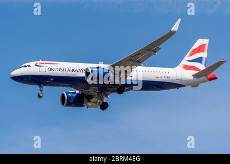 British Airways Airbus A320 Jet Airliner Flugzeug G-TTNE landete während der COVID-19-Lockdown auf dem Flughafen London Heathrow über Cranford, London, Vereinigtes Königreich. Stockfoto