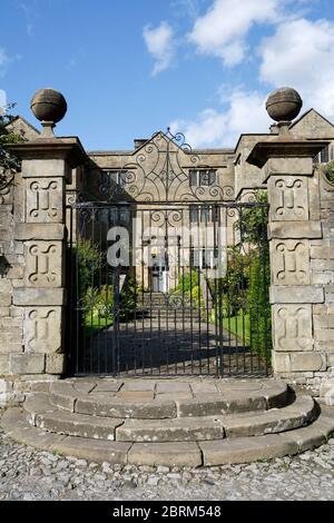 Eyam Hall im Peak District, Nationalpark Derbyshire England Großbritannien, historisches Herrenhaus im jakobinischen Stil, denkmalgeschütztes Gebäude. Stockfoto