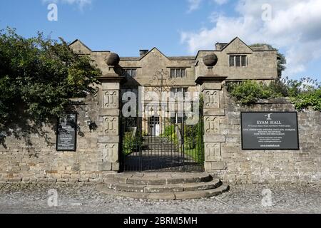 Eyam Hall im Peak District, Nationalpark Derbyshire England Großbritannien, historisches Herrenhaus im jakobinischen Stil, denkmalgeschütztes Gebäude. Stockfoto