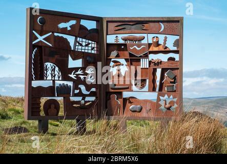 Das Denkmal MacDiarmid auf Langholm Moor.das Denkmal in Form eines riesigen offenen Metallbuchs und ist dem Dichter Hugh MacDiarmid gewidmet. Stockfoto