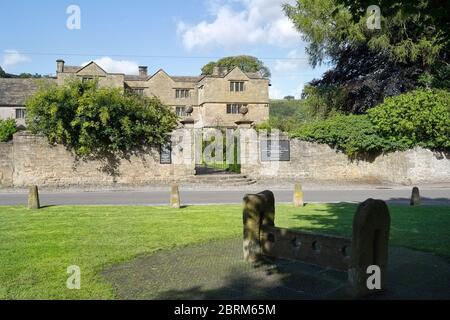 Eyam Hall im Peak District, National Park Derbyshire England UK, historische Gebäude im Jacobian-Stil, denkmalgeschütztes Gebäude und Dorfbestand Stockfoto