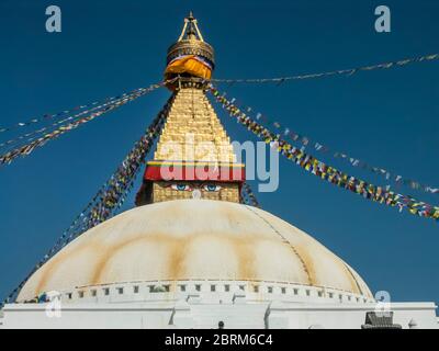 Kathmandu, Bodhnath. Bunte Straßenszenen in und um den weltberühmten Budhnath Buddhist Temple Stupa und Turm, geglaubt, um das 15. Jahrhundert gebaut worden zu sein, ist es der älteste Tempel in nepal. Stockfoto