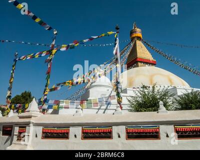 Kathmandu, Bodhnath. Bunte Straßenszenen in und um den weltberühmten Budhnath Buddhist Temple Stupa und Turm, geglaubt, um das 15. Jahrhundert gebaut worden zu sein, ist es der älteste Tempel in nepal. Stockfoto