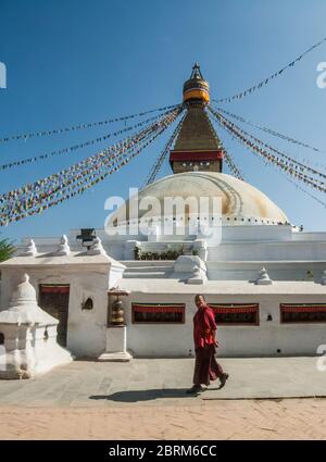 Kathmandu, Bodhnath. Bunte Straßenszenen mit den Gläubigen Gläubigen Gläubigen im weltberühmten Budhnath Buddhist Temple Stupa und Turm, geglaubt, um das 15. Jahrhundert gebaut worden zu sein, ist es der älteste Tempel in nepal. Stockfoto