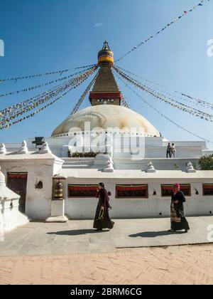 Kathmandu, Bodhnath. Bunte Straßenszenen mit den Gläubigen Gläubigen Gläubigen im weltberühmten Budhnath Buddhist Temple Stupa und Turm, geglaubt, um das 15. Jahrhundert gebaut worden zu sein, ist es der älteste Tempel in nepal. Stockfoto