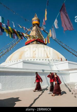 Kathmandu, Bodhnath. Bunte Straßenszenen mit den Gläubigen Gläubigen Gläubigen im weltberühmten Budhnath Buddhist Temple Stupa und Turm, geglaubt, um das 15. Jahrhundert gebaut worden zu sein, ist es der älteste Tempel in nepal. Stockfoto