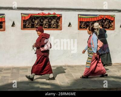 Kathmandu, Bodhnath. Bunte Straßenszenen mit den Gläubigen Gläubigen Gläubigen im weltberühmten Budhnath Buddhist Temple Stupa und Turm, geglaubt, um das 15. Jahrhundert gebaut worden zu sein, ist es der älteste Tempel in nepal. Stockfoto