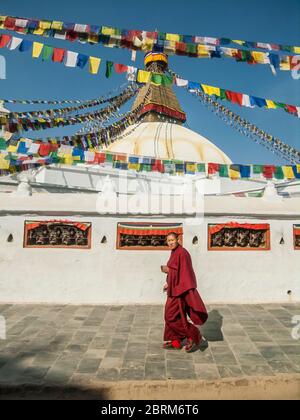 Kathmandu, Bodhnath. Bunte Straßenszenen mit den Gläubigen Gläubigen Gläubigen im weltberühmten Budhnath Buddhist Temple Stupa und Turm, geglaubt, um das 15. Jahrhundert gebaut worden zu sein, ist es der älteste Tempel in nepal. Stockfoto