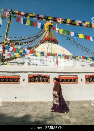 Kathmandu, Bodhnath. Bunte Straßenszenen mit den Gläubigen Gläubigen Gläubigen im weltberühmten Budhnath Buddhist Temple Stupa und Turm, geglaubt, um das 15. Jahrhundert gebaut worden zu sein, ist es der älteste Tempel in nepal. Stockfoto