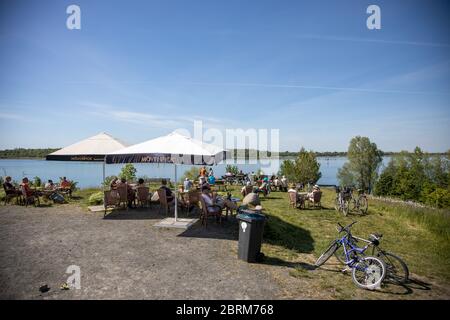 Leipzig, Deutschland, 05-21-2020 Ausflüge trotz Corona. Die Leute im Biergarten Stockfoto