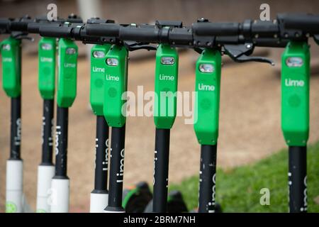 Washington, USA. Mai 2020. Ein allgemeiner Blick auf eine Linie von Lime Dock-less Vermietung Roller in Washington, DC, am 21. Mai 2020 inmitten der Coronavirus-Pandemie. Diese Woche näherte sich die bestätigte US-Todesrate von COVID-19 100,000, während viele Staaten drängen, ihre Volkswirtschaften wieder zu öffnen, obwohl sie die von Gesundheitsexperten empfohlenen Anforderungen für eine sichere Wiedereröffnung nicht erfüllen. (Graeme Sloan/Sipa USA) Credit: SIPA USA/Alamy Live News Stockfoto