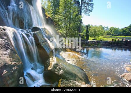 Schöner Wasserfall in Sapokka Wasserpark. Es ist ein charmanter Stadtpark. Kotka, Finnland. Stockfoto