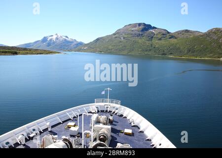 Deck & Geländer eines Schiffes, wenn es Fjorde, Inseln und Innenpassagen kreuzt; der Andfjorden & Vestfjorden, zwischen Bodo & Hammerfest, Norwegen. Stockfoto