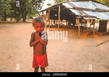 PIEDRA AZUL, BUNDESSTAAT APURE, VENEZUELA - Pume Kind in indigener Siedlung im April 1988. Früher bekannt als Yaruro Menschen. Stockfoto