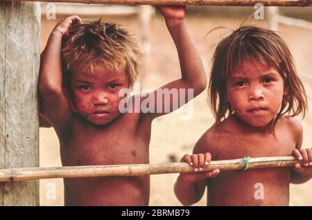 PIEDRA AZUL, BUNDESSTAAT APURE, VENEZUELA - zwei Pume-Kinder in indigener Siedlung im April 1988. Stockfoto