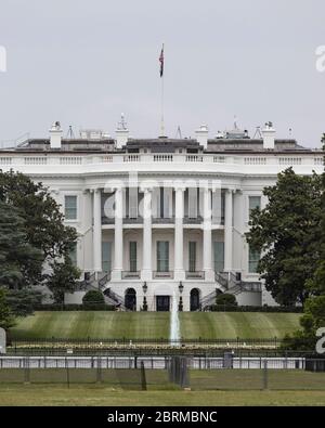 Washington, USA. Mai 2020. Das Weiße Haus wird in Washington, DC, den Vereinigten Staaten, am 21. Mai 2020 gesehen. US-Präsident Donald Trump sagte am Donnerstag, die Vereinigten Staaten ziehen sich aus dem Vertrag über Open Skies, der jüngsten Schritt, ein großes internationales Rüstungskontrollabkommen aufzugeben. Kredit: Ting Shen/Xinhua/Alamy Live News Stockfoto