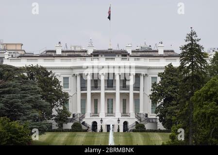 Washington, USA. Mai 2020. Das Weiße Haus wird in Washington, DC, den Vereinigten Staaten, am 21. Mai 2020 gesehen. US-Präsident Donald Trump sagte am Donnerstag, die Vereinigten Staaten ziehen sich aus dem Vertrag über Open Skies, der jüngsten Schritt, ein großes internationales Rüstungskontrollabkommen aufzugeben. Kredit: Ting Shen/Xinhua/Alamy Live News Stockfoto