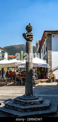 Pranger des 16. Jahrhunderts aus einer zylindrischen Säule und Kapital mit zwei königlichen Schilden verziert und gekrönt von einer Armillarsphäre in Arouca, Ave Stockfoto