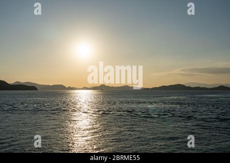 Inseln des Seto-Binnenmeers in der Zeit des Sonnenuntergangs. Präfektur Hiroshima, Japan Stockfoto