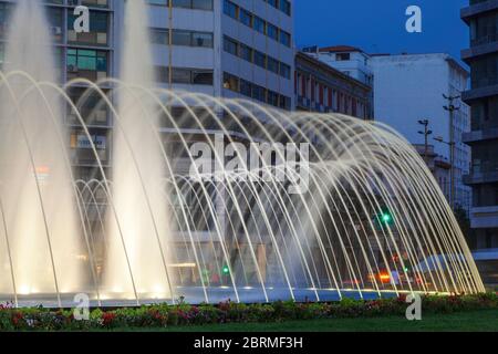 Der neue Brunnen im neu eingerichteten Omonoia Platz, in der Innenstadt von Athen, Griechenland, Stockfoto