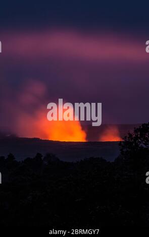 Kilauea Caldera glühend mit wogenden und steigenden Gasen und Dampf aus dem Lavasee im Inneren, wie aus dem kilauea Iki Krater Rim Trail, Hawaii Volc Stockfoto