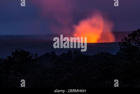 Kilauea Caldera glühend mit wogenden und steigenden Gasen und Dampf aus dem Lavasee im Inneren, wie aus dem kilauea Iki Krater Rim Trail, Hawaii Volc Stockfoto