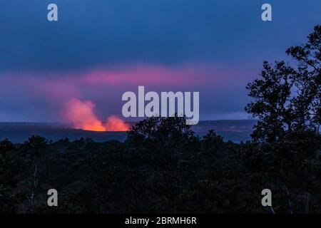 Kilauea Caldera glühend mit wogenden und steigenden Gasen und Dampf aus dem Lavasee im Inneren, wie aus dem kilauea Iki Krater Rim Trail, Hawaii Volc Stockfoto