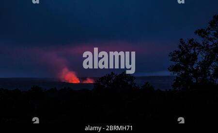 Kilauea Caldera glühend mit wogenden und steigenden Gasen und Dampf aus dem Lavasee im Inneren, wie aus dem kilauea Iki Krater Rim Trail, Hawaii Volc Stockfoto