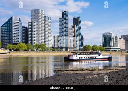 London,UK - 10 May 2020: Blick auf Apartments und moderne Gebäude am Albert Embankment in London über der Themse bei Ebbe Stockfoto