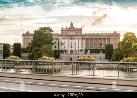 Blick auf den königlichen Palast bei Sonnenuntergang im Sommer Stockfoto