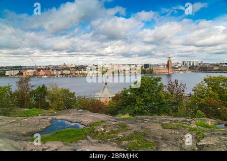 Blick auf Stockholm vom Skinnarviksberget im Sommer mit dem Rathaus Stockfoto