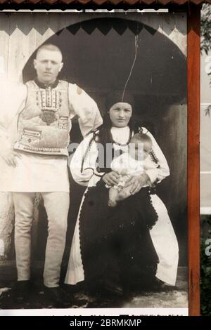 Kopie eines 100 Jahre alten B&W-Fotos, das Rumänen aus dem Landkreis Sibiu (Siebenbürgen) in traditioneller Kleidung porträtiert Stockfoto