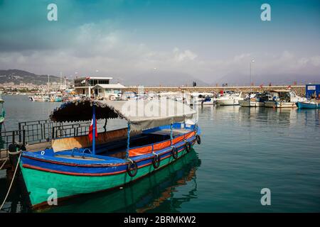 Ausflugsboote im Hafen von Alanya Stockfoto