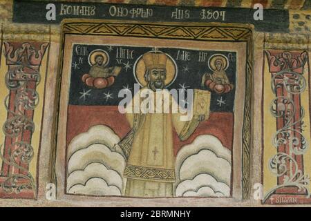 Kirche der heiligen Parascheva (Biserica Cuvioasa Paraschiva), in Gura Raului, Rumänien. Außenfresko mit Darstellung des Heiligen Nikolaus. Stockfoto