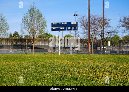 Montreal, Quebec, Kanada. 21st.Mai 2020. Louis-Riel Baseball Stadtpark Einrichtungen, die von Löwenzahn übernommen werden, wie die Stadt langsam für die anfängliche Sperre auftaucht, mit strengen Grenzen für sportliche Aktivitäten, die Praxis sein können. Stockfoto