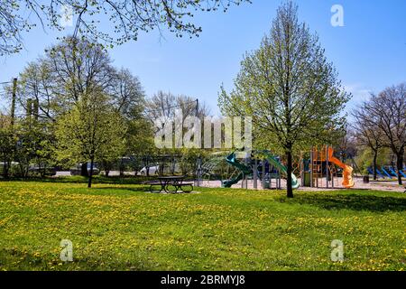 Montreal, Quebec, Kanada. 21st.Mai 2020. Städtische Parkanlagen, die von Löwenzahn übernommen werden, während die Stadt langsam für die anfängliche Sperre auftaucht, Stockfoto