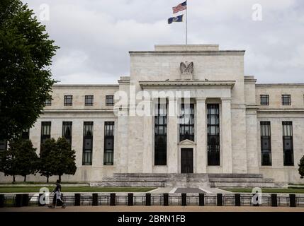 Washington, USA. Mai 2020. Die Menschen gehen am Gebäude der US-Notenbank in Washington, DC, USA, 21. Mai 2020 vorbei. Der Vorsitzende der US-Notenbank, Jerome Powell, sagte am Donnerstag, dass der durch COVID-19 verursachte wirtschaftliche Abschwung im ganzen Land akute Schmerzen verursacht habe und stellte fest, dass die Belastung nicht gleichmäßig verteilt sei. Kredit: Ting Shen/Xinhua/Alamy Live News Stockfoto