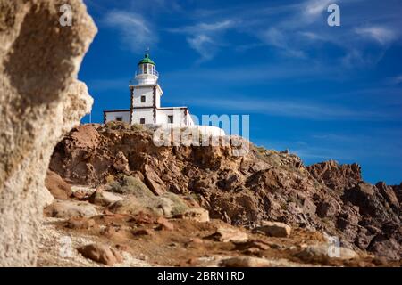 Leuchtturm aus dem 19. Jahrhundert - Leuchtturm Akrotiri - auf einem felsigen Hügel auf der Insel Santorini, Griechenland, Kykladen. Berühmtes Wahrzeichen im Dorf Akrotiri Stockfoto