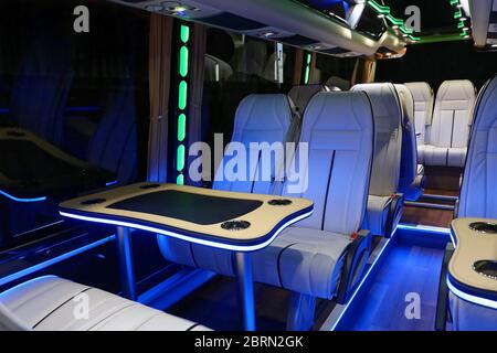 Innenbereich im Bus Tisch und Sitzgelegenheiten aus Leder Trainer Stockfoto