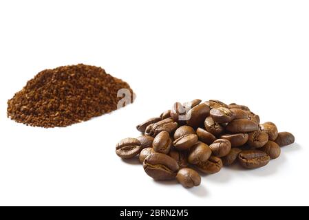 Stapel von Kaffeebohnen und Kaffee in Pulverform isoliert auf weißem Hintergrund. Nahaufnahme Stockfoto