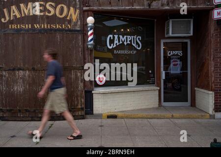 Manhattan, Kansas, USA. Mai 2020. Der Campus Barbershop in Aggieville, Kansas ältestem Einkaufsviertel, ist seit März 17 geschlossen und hat zwei Tage geöffnet. Mai 18 war der erste Tag der Phase 1.5 des Plans, Kansas Wirtschaft wieder zu öffnen. Kredit: Luke Townsend/ZUMA Wire/Alamy Live News Stockfoto