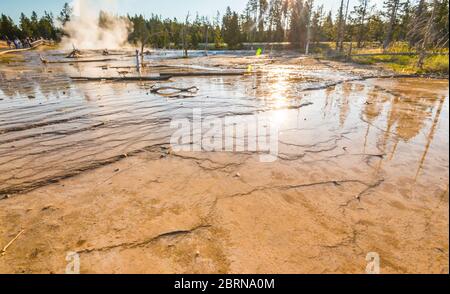 Landschaftlich schöne Aussicht auf bunte Geysire am Morgen, Yellowstone Nationalpark, USA.. Stockfoto