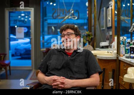 Manhattan, Kansas, USA. Mai 2020. Eigentümer DYLAN ROBERTS lacht am Ende seines zweiten Tages, der am Mittwoch den Campus Barbershop wiedereröffnet. Der Campus Barbershop in Aggieville, Kansas ältestem Einkaufsviertel, ist seit März 17 geschlossen und hat zwei Tage geöffnet. Mai 18 war der erste Tag der Phase 1.5 des Plans, Kansas Wirtschaft wieder zu öffnen. Kredit: Luke Townsend/ZUMA Wire/Alamy Live News Stockfoto