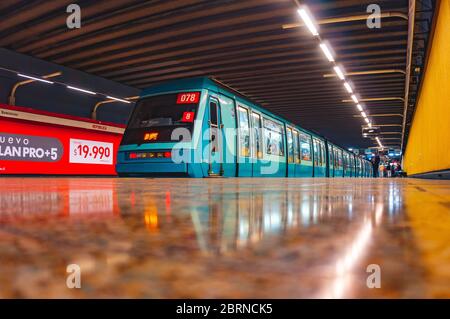 Santiago, Chile - Juli 2016: Ein Zug der Metro de Santiago an der Linie 1 Stockfoto