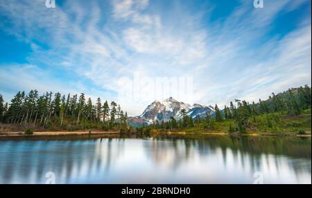 Landschaftlich schöne Aussicht auf den Mt Shuksan mit Reflaction auf dem See und bei Sonnenuntergang, Whatcom County, Washington, usa. Stockfoto