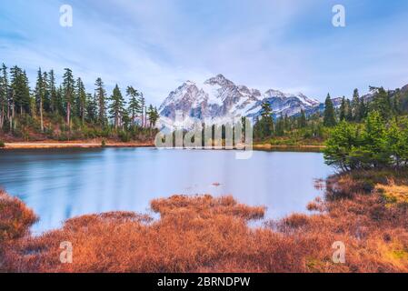 Landschaftlich schöne Aussicht auf den Mt Shuksan mit Reflaction auf dem See und bei Sonnenuntergang, Whatcom County, Washington, usa. Stockfoto